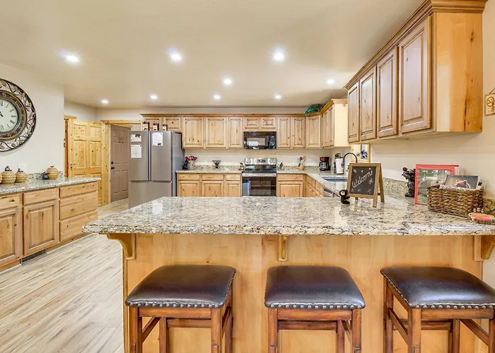 Rustic Lakeside On 3 Acres W/ Nature Views! *