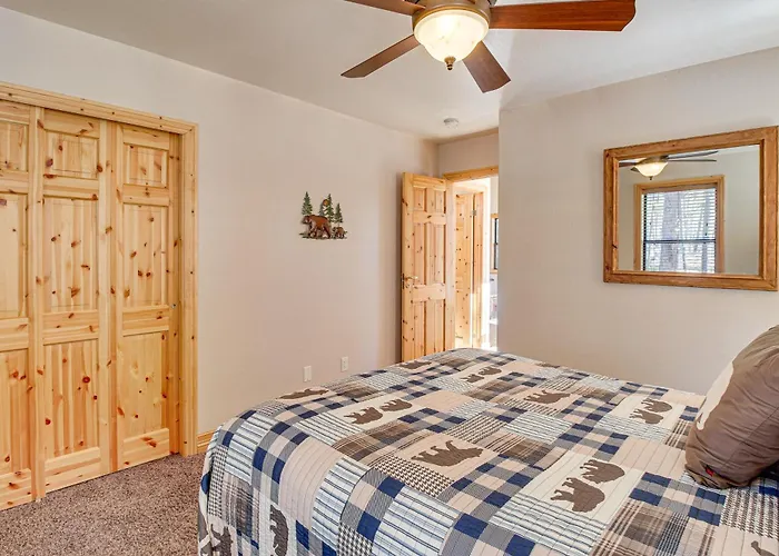 Rustic Lakeside On 3 Acres W/ Nature Views! Holiday home *