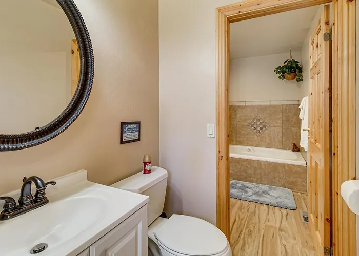 Rustic Lakeside On 3 Acres W/ Nature Views! Holiday home