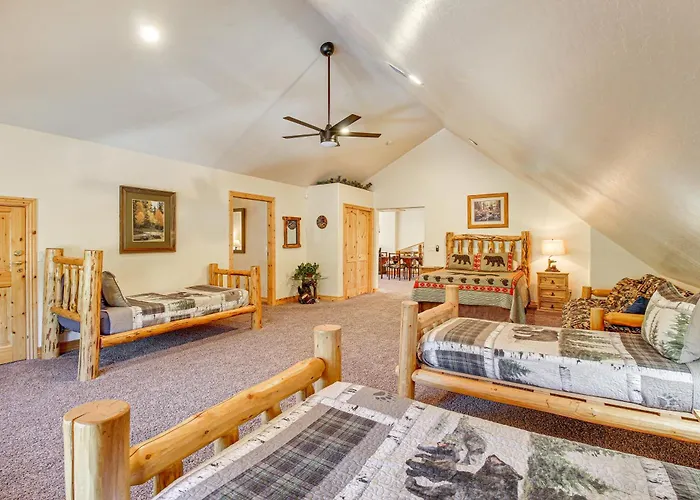 Rustic Lakeside On 3 Acres W/ Nature Views! Holiday home