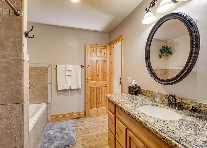 Rustic Lakeside On 3 Acres W/ Nature Views!