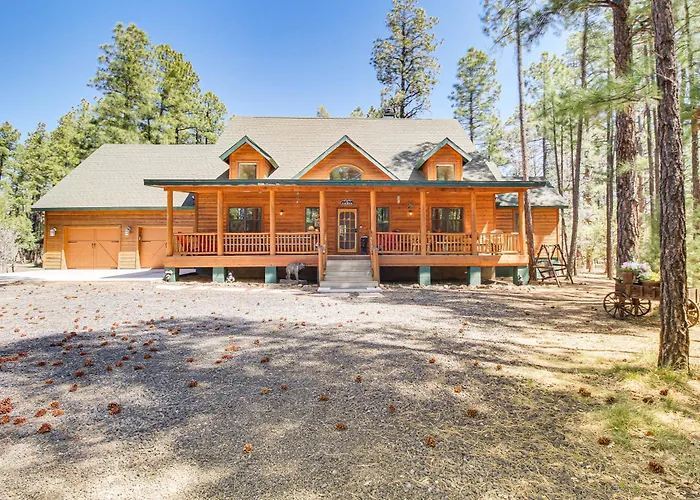 Rustic Lakeside On 3 Acres W/ Nature Views!