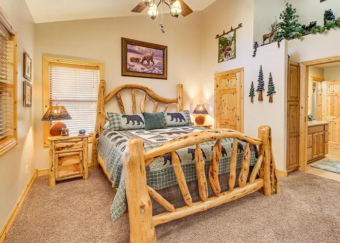 Rustic Lakeside On 3 Acres W/ Nature Views!