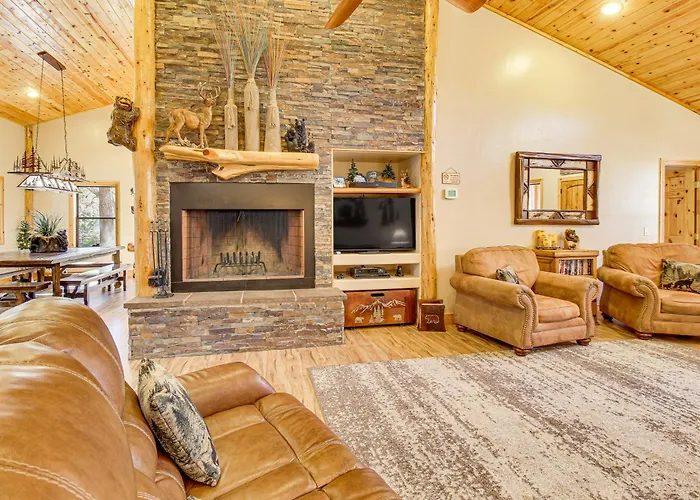 Rustic Lakeside On 3 Acres W/ Nature Views! *